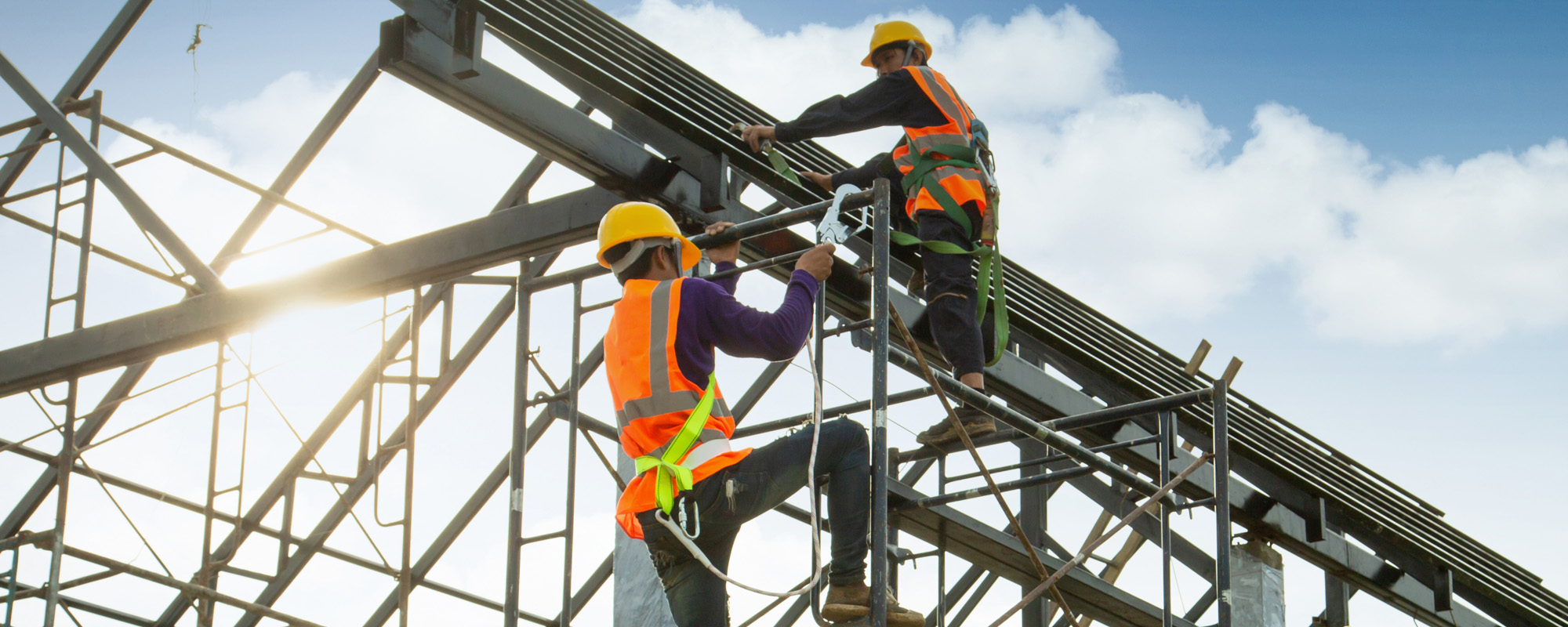 construction worker control in the construction of roof structures